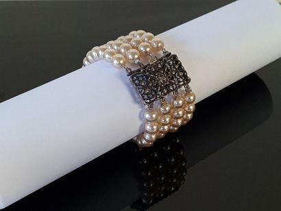 Fantasy pearl bracelet on four rows, interlaced...