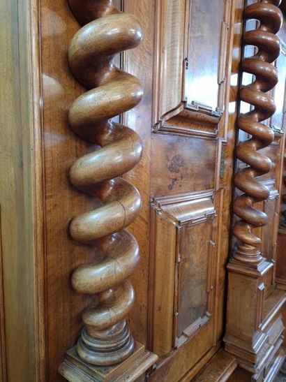 Armoire à deux portes, encadrée de colonnes...
