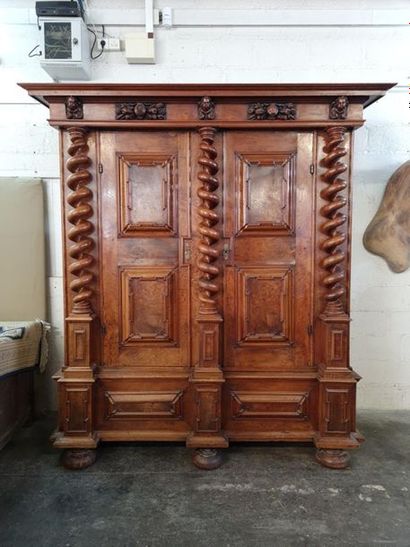 Armoire à deux portes, encadrée de colonnes...