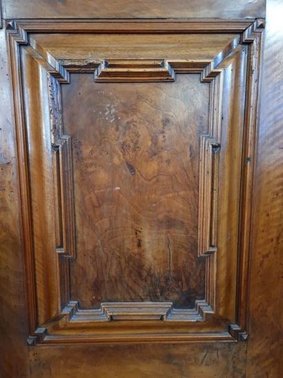 Armoire à deux portes, encadrée de colonnes...