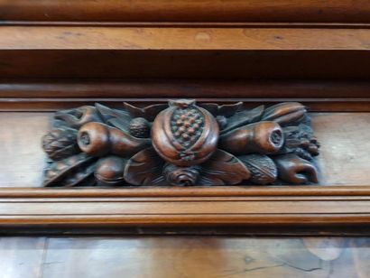 Armoire à deux portes, encadrée de colonnes...