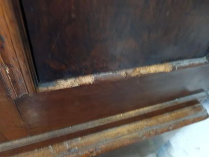 Armoire à deux portes, encadrée de colonnes...