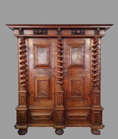 Armoire à deux portes, encadrée de colonnes...