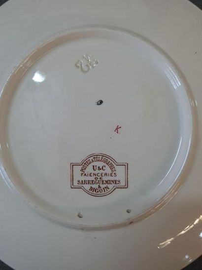 SARREGUEMINES: Suite de onze assiettes en...