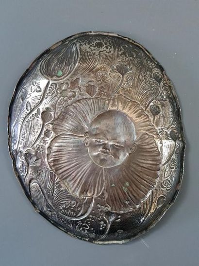 Coupelle en argent repoussé à décor de bébé...