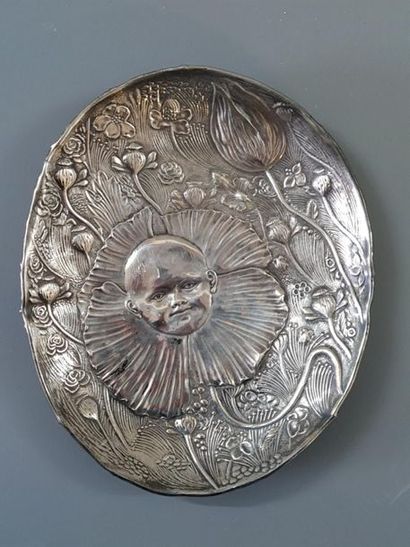 Coupelle en argent repoussé à décor de bébé...