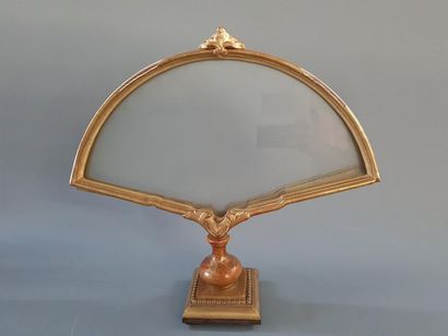 Vitrine de table à éventail en bois et stuc...