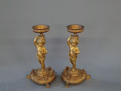Paire de cassolettes en bronze doré figurant...