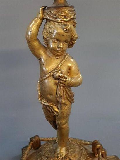 Paire de cassolettes en bronze doré figurant...