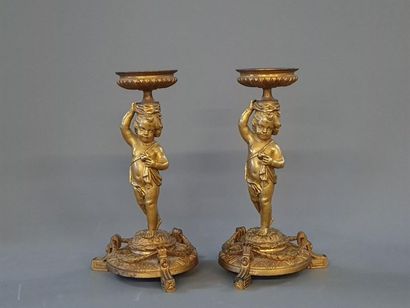Paire de cassolettes en bronze doré figurant...