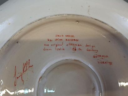 Plat en faïence KÜTANYA par Saim kochan 
Turquie...