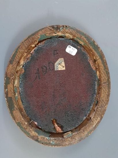 Médaillon en émail polychrome sur cuivre...