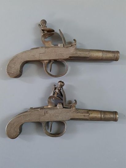Paire de petits pistolets d'arçon en métal...