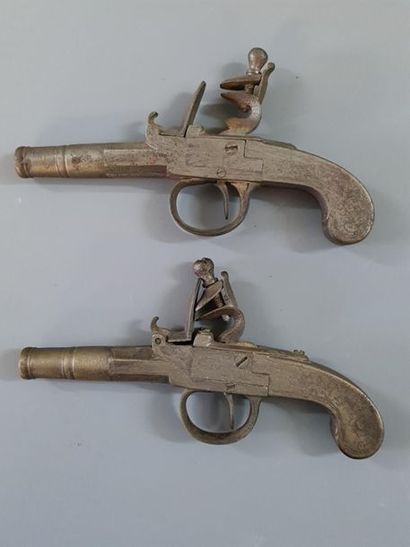 Paire de petits pistolets d'arçon en métal...