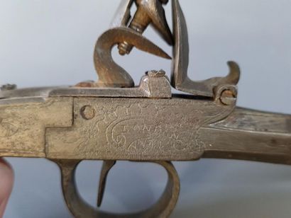 Paire de petits pistolets d'arçon en métal...