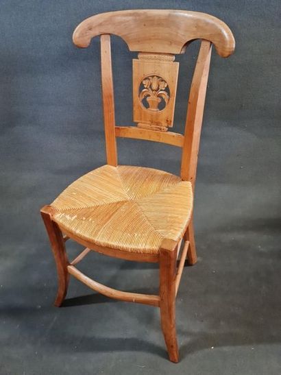 Suite de huit chaises en noyer, dossier ajourée...
