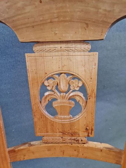 Suite de huit chaises en noyer, dossier ajourée...