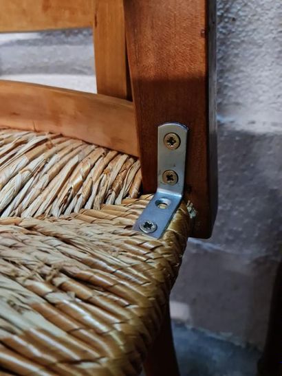 Suite de huit chaises en noyer, dossier ajourée...
