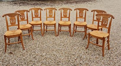 Suite de huit chaises en noyer, dossier ajourée...