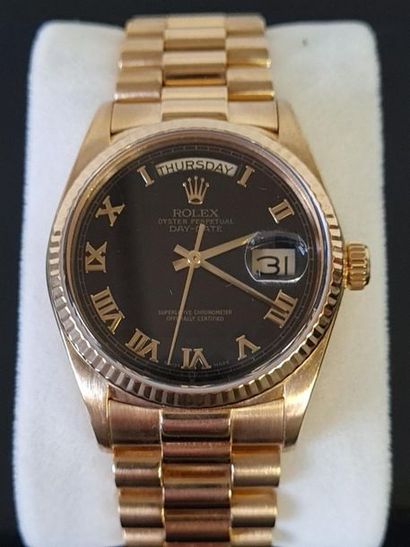 ROLEX DAY-DATE GOLD 
Men's gold watch.
No....