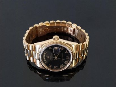 ROLEX DAY-DATE GOLD 
Men's gold watch.
No....