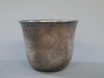 Timbale en argent dite CURON, le col souligné...