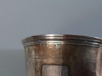 Timbale en argent dite CURON, le col souligné...