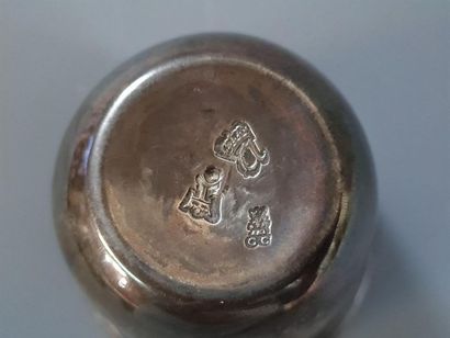 Timbale en argent dite CURON, le col souligné...