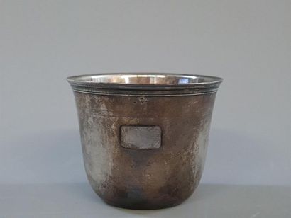 Timbale en argent dite CURON, le col souligné...
