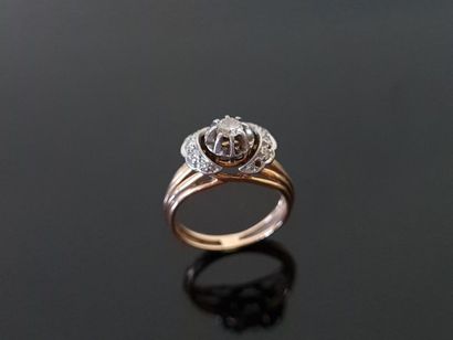 Ring in 750°/00 gold set with diamonds, the...