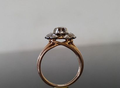 Ring in 750°/00 gold set with diamonds, the...