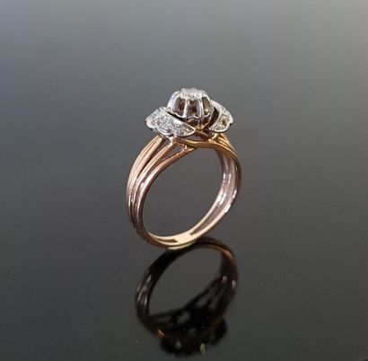 Ring in 750°/00 gold set with diamonds, the...