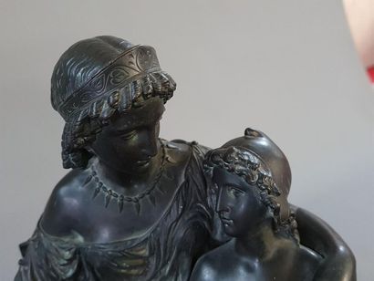 Ecole française XIX°:
Femme et enfant à l'antique.
Groupe...