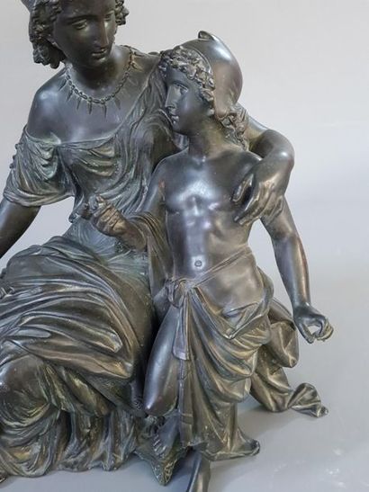 Ecole française XIX°:
Femme et enfant à l'antique.
Groupe...