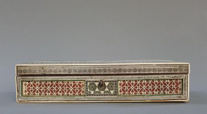 Boîte en ivoire et étain .
Iran, époque Kadjar
11...
