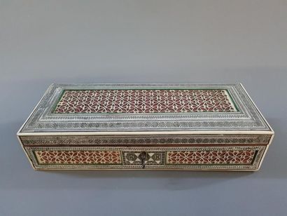 Boîte en ivoire et étain .
Iran, époque Kadjar
11...