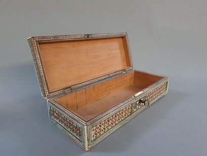 Boîte en ivoire et étain .
Iran, époque Kadjar
11...