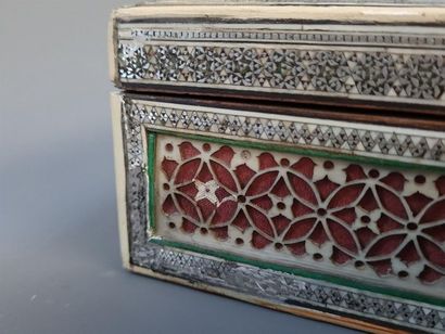 Boîte en ivoire et étain .
Iran, époque Kadjar
11...