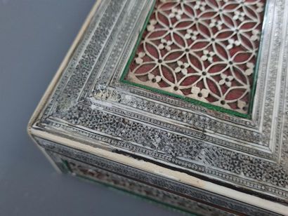 Boîte en ivoire et étain .
Iran, époque Kadjar
11...