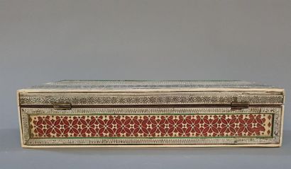 Boîte en ivoire et étain .
Iran, époque Kadjar
11...