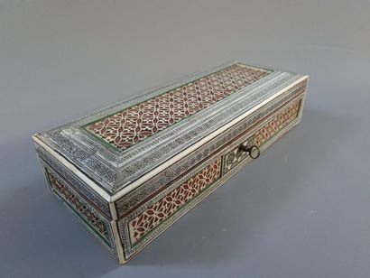 Boîte en ivoire et étain .
Iran, époque Kadjar
11...