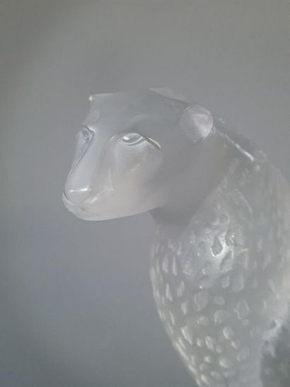 LALIQUE FRANCE:
Guépard.
Sculpture en cristal...