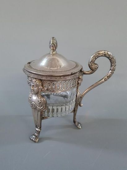 Paire de salerons et moutardier tripodes...
