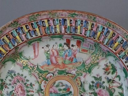 Plat ovale contour ajouré en porcelaine de...