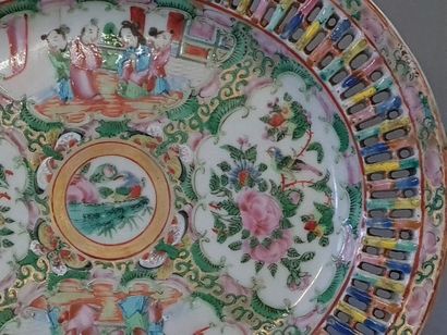 Plat ovale contour ajouré en porcelaine de...
