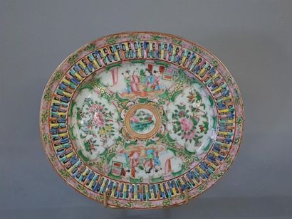 Plat ovale contour ajouré en porcelaine de...