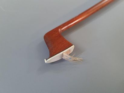 Archet. 
L. :74,5 cm. 