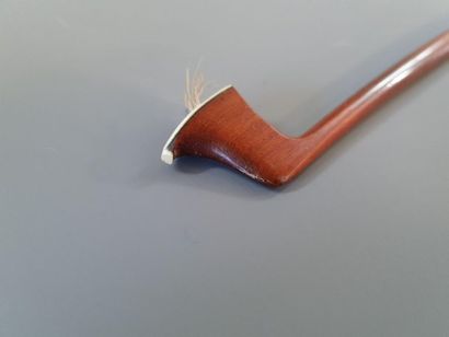 Archet. 
L. :74,5 cm. 
