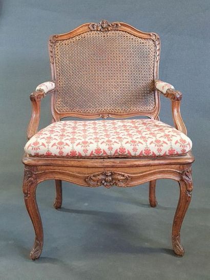 Fauteuil en bois sculpté canné 
Epoque R...