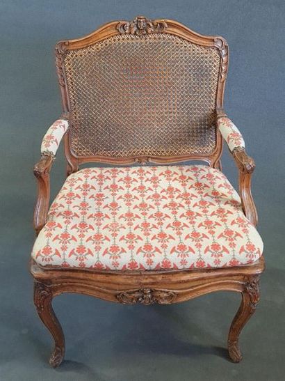 Fauteuil en bois sculpté canné 
Epoque R...